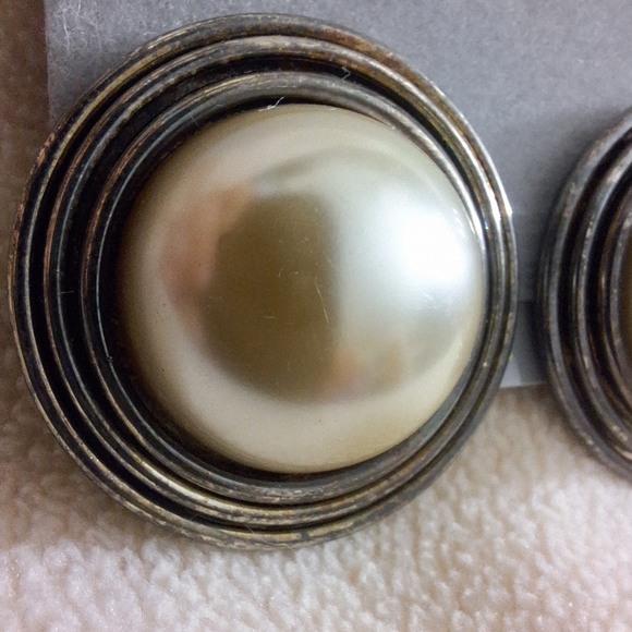 Fashion Earrings Faux pearl silver tone clip-on earrings made in USA 🇺🇸 - Picture 2 of 7